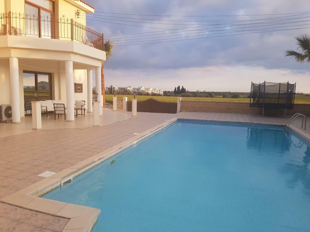 Larnaca Mansion Ideal For 3 Families Or More Exterior foto